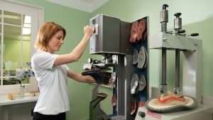 Schuh Tasch, Orthopädie-Schuhtechnik, Werkstatt, Mitarbeiterin bei der Arbeit