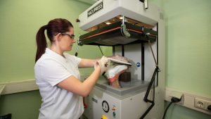 Schuh Tasch, Orthopädie-Schuhtechnik, Werkstatt, Mitarbeiterin bei der Arbeit